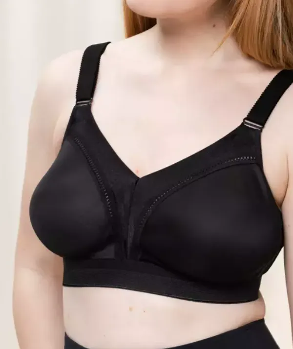 TRIUMPH <BR>
Triaction Workout Non-Wired Bra <BR>
White and Black <BR>