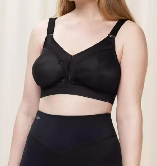 TRIUMPH <BR>
Triaction Workout Non-Wired Bra <BR>
White and Black <BR>